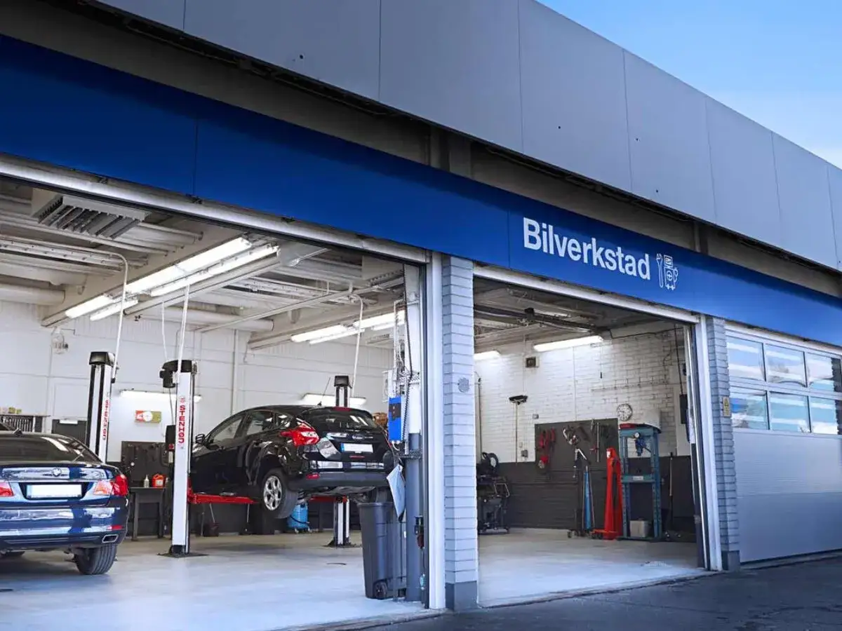 Bilverkstad med bilar på lyftar. GDS OKQ8 erbjuder service och reparationer.