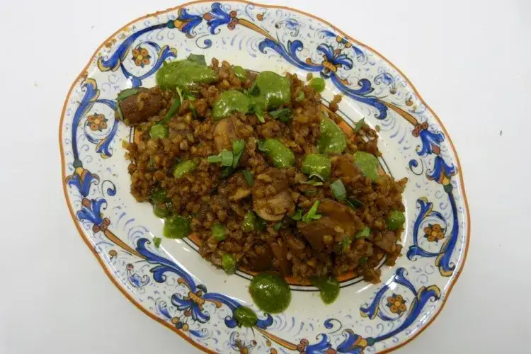 Cremiges Buchweizenotto mit Pilzen und frischen Kr&auml;utern