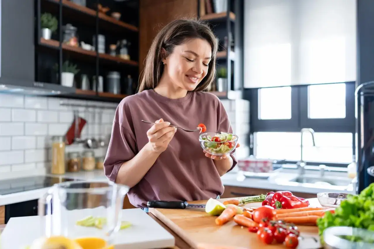 kobieta ważąca się uśmiechnięta dieta wegetariańska