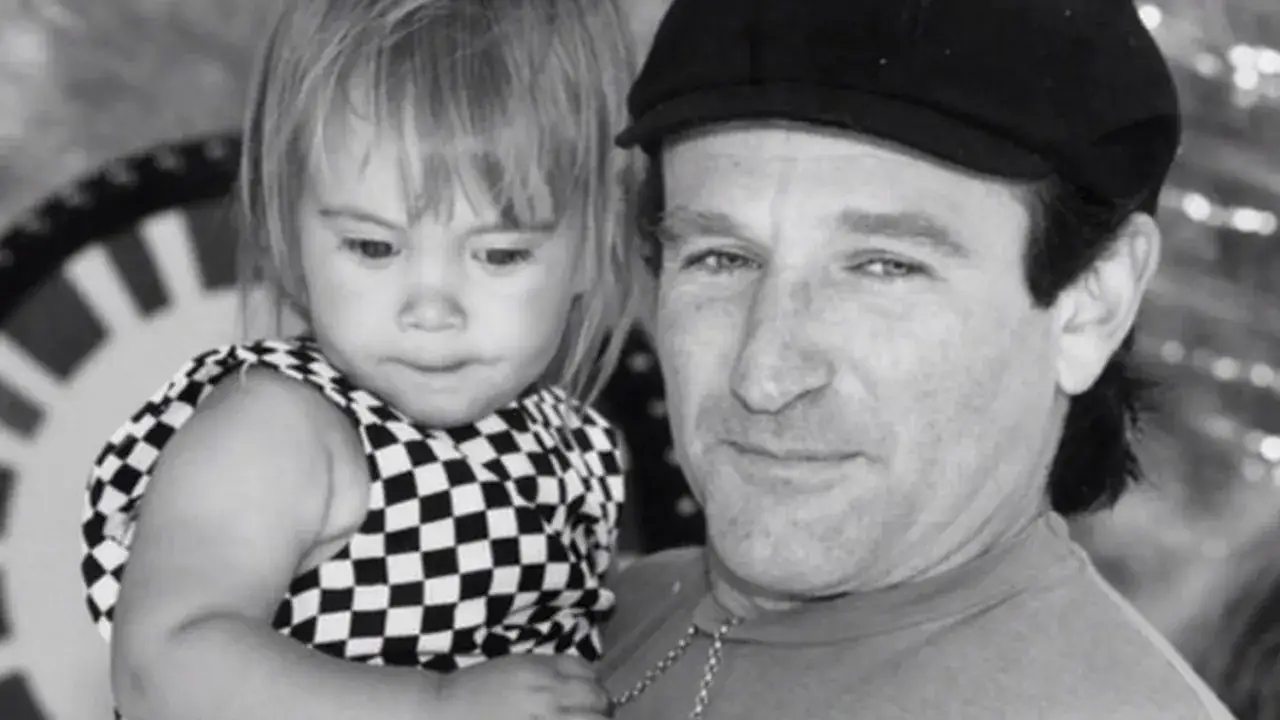 Robin Williams z córką. W tle widać fragment koła zębatego.