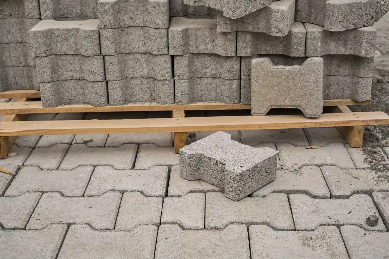 Ułożone na palecie i na ziemi bloczki betonowe, idealne na palenisko.