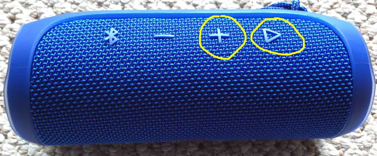 Enceinte JBL bleue avec boutons pour comment allumer une enceinte jbl, volume et lecture.