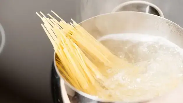 woda po makaronie z makaronem na patelni