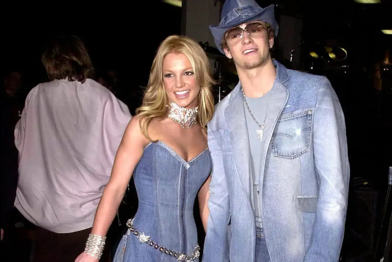 Britney Spears et Justin Timberlake, icônes de la soirée année 2000, arborent des looks en jean assortis.