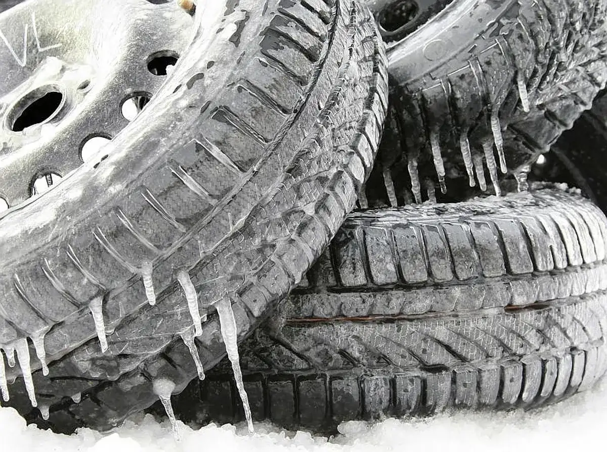 Termometr wskazujący 7 stopni Celsjusza i opony zimowe