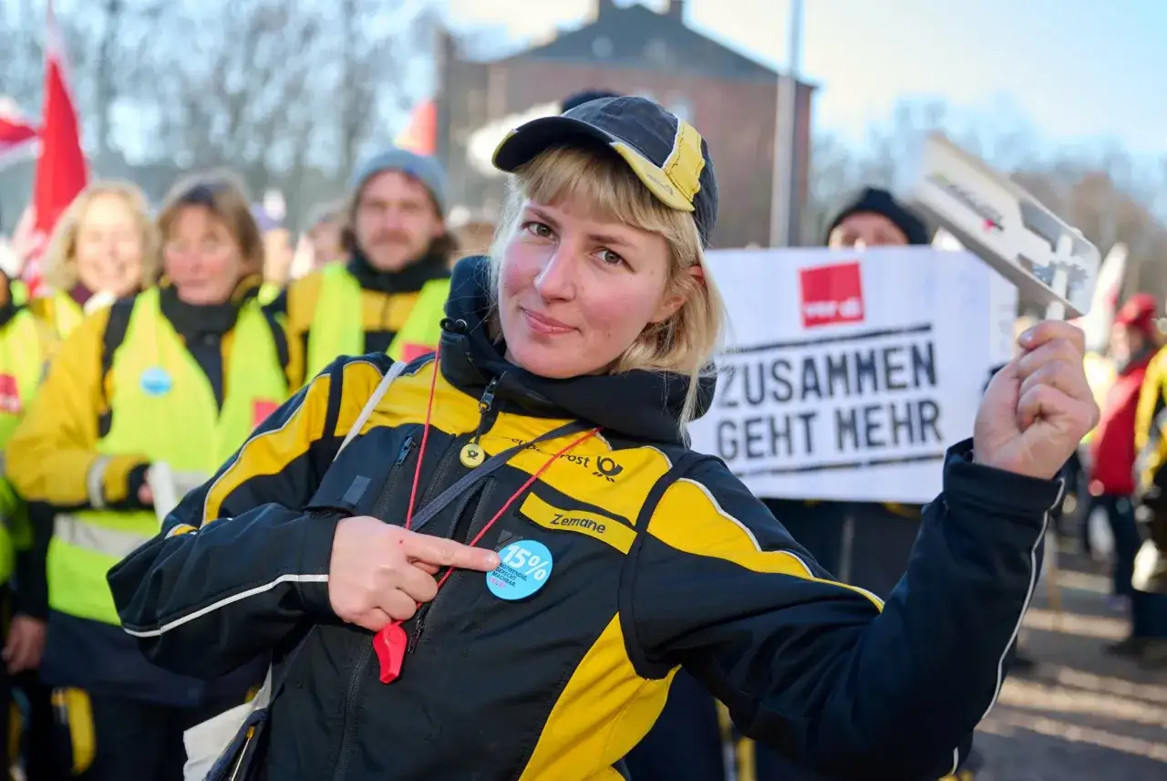 Frau zeigt auf Anstecker 
