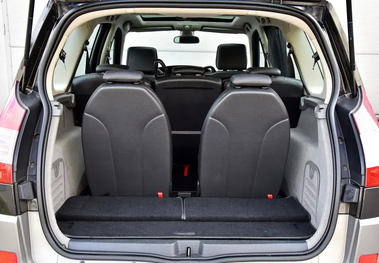 Wnętrze Renault Scenic 2 1.6 16v z rozłożonymi tylnymi siedzeniami, gotowe na bagaże.