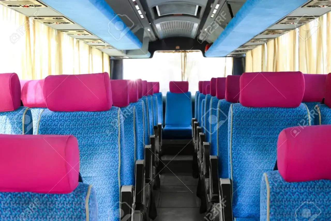 wnętrze nowoczesnego autobusu międzymiastowego