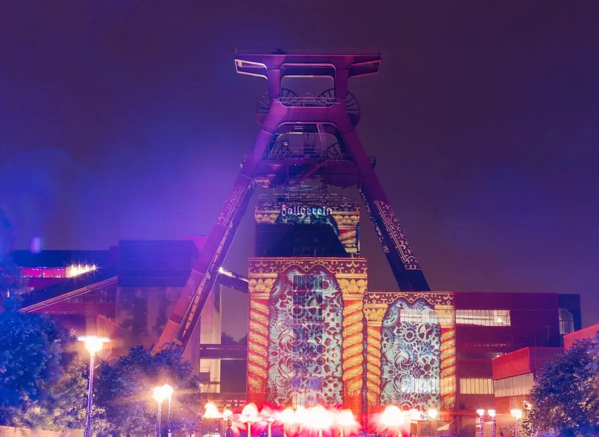 Industrielles Erbe leuchtet: Zeche Zollverein in Essen, illuminiert mit Projektionen. Ein Fest f&uuml;r die Sinne, fast wie ein **extraschicht essen**.