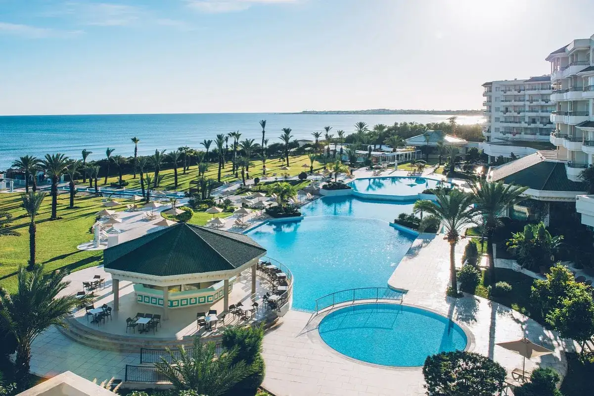 Luksusowy hotel z basenami i palmami nad morzem. W Tunezji wiele rzeczy jest zakazanych, ale relaks tutaj nie.