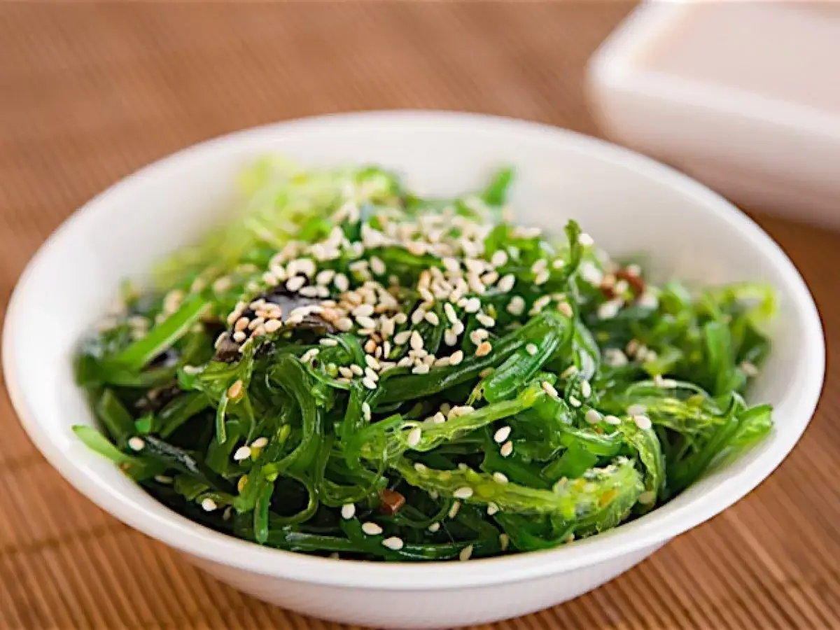 Ein Schüsselchen mit leckerem Wakame Salat, bestreut mit Sesam. Ein leichter und gesunder Genuss.