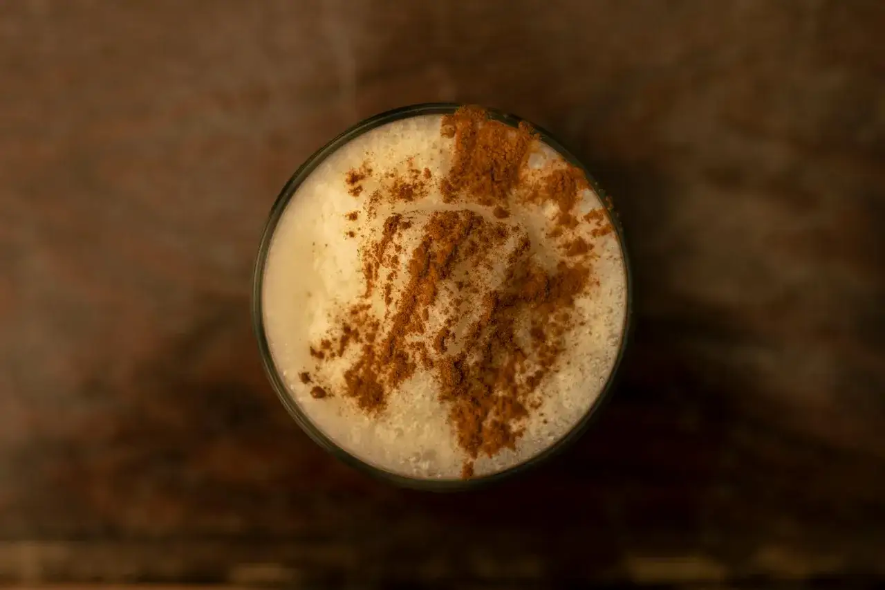 Klarowne drinki metodą milk punch w domu? Ten kremowy napój z cynamonem wygląda jak idealny przykład.