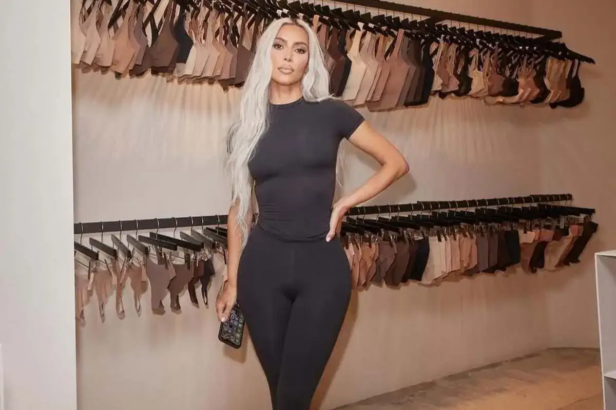 Kim Kardashian w czarnym komplecie SKIMS. Gdzie kupić SKIMS w Polsce? Sprawdź ofertę!