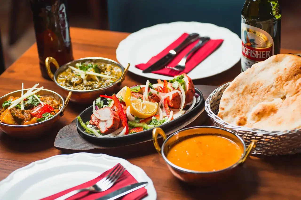 En h&auml;rlig indisk m&aring;ltid med tandoori kyckling, curryr&auml;tter och naanbr&ouml;d. En perfekt upplevelse f&ouml;r dig som s&ouml;ker b&auml;sta indiska restaurangen Malm&ouml;.