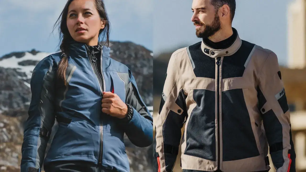 Donna e uomo con abbigliamento bikers in un paesaggio montano. Giubbotti tecnici per avventure su due ruote.