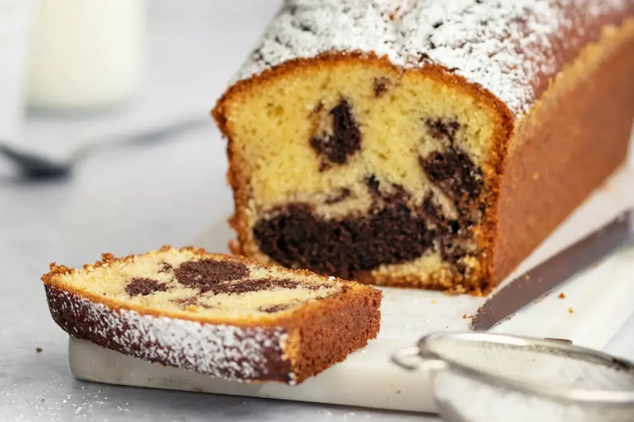 Ein saftiger Marmorkuchen, perfekt f&uuml;r jedes Kaffeetrinken. Dieses Marmorkuchen Rezept ist einfach und gelingt immer.