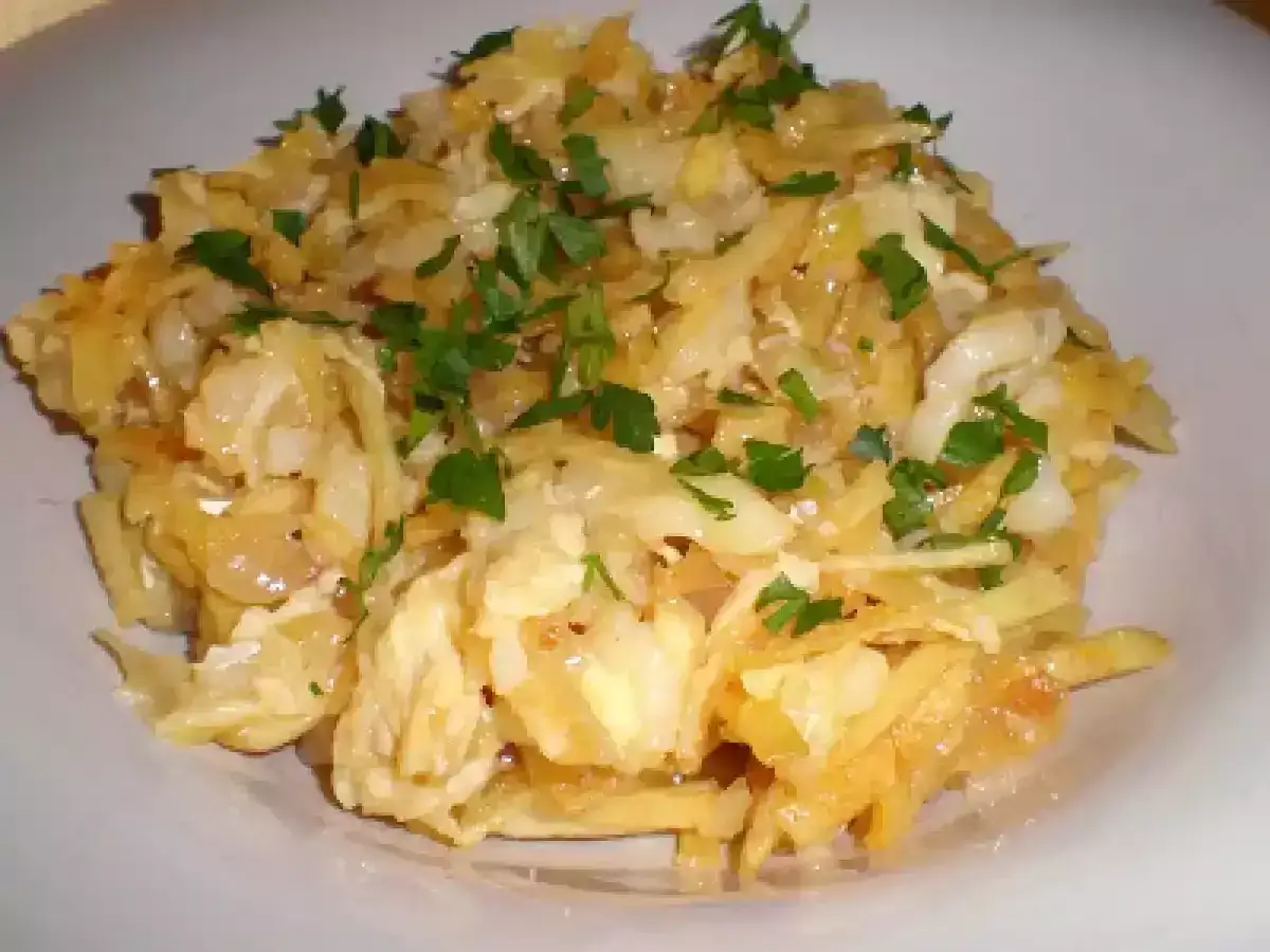 Delicioso bacalao a bras, un plato tradicional con patatas finas, huevo y perejil fresco.