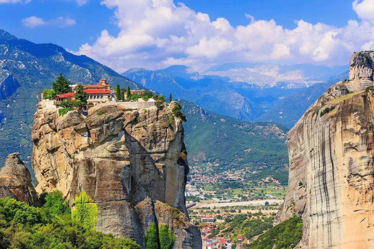 Kloster Meteora, ett av Europas mest fantastiska platser, tronar på en klipptopp med utsikt över en dal.