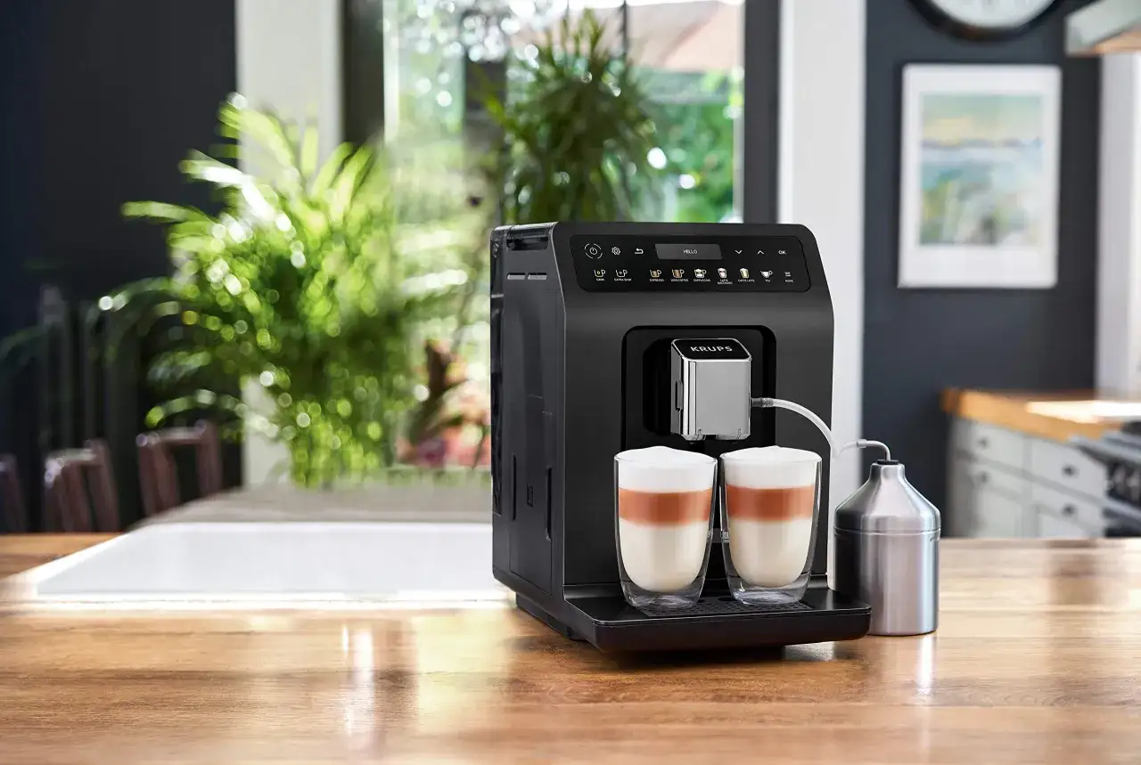 Automatyczny ekspres Krups z dwoma latte. Pamiętaj o regularnym odkamienianie, by cieszyć się idealnym smakiem kawy.