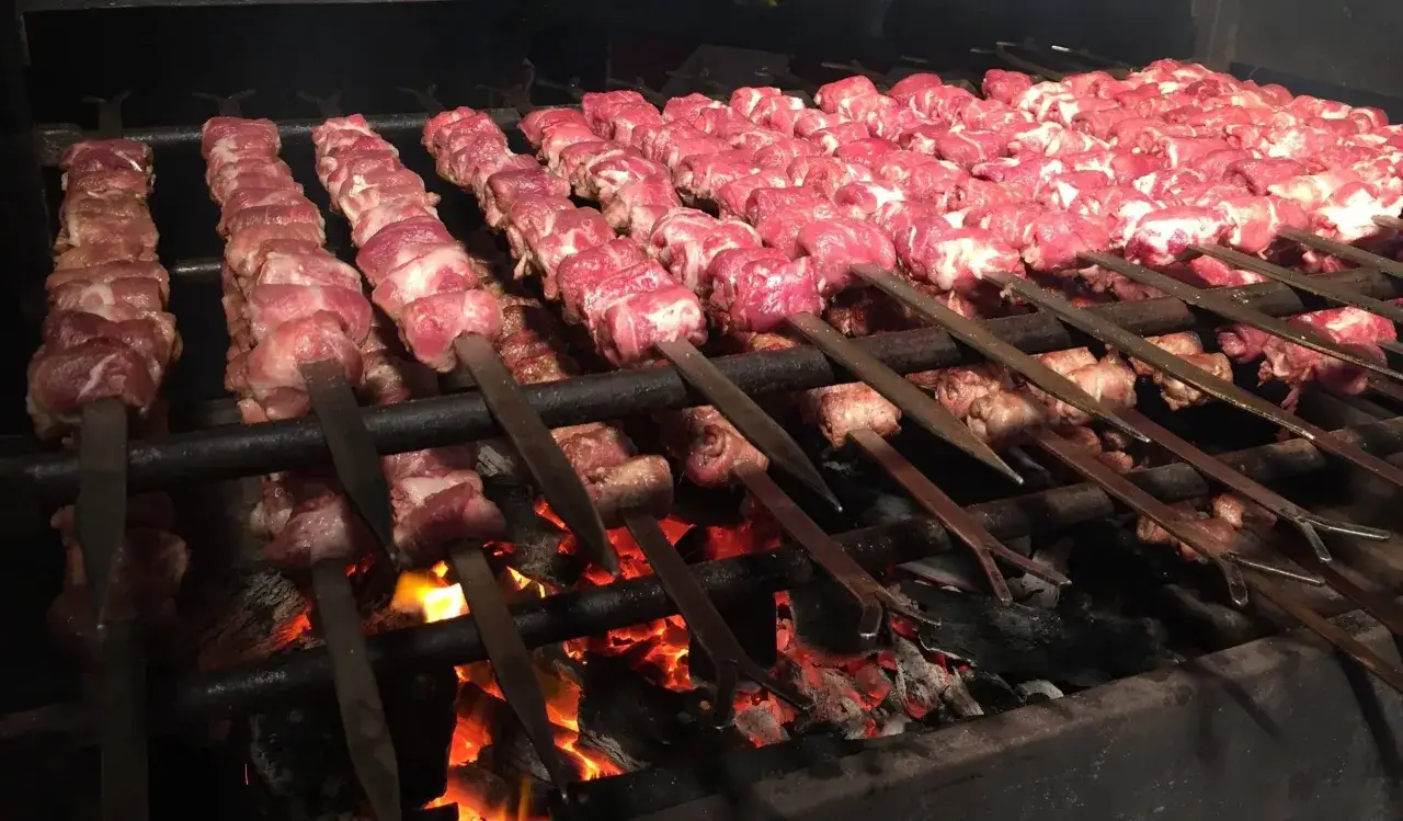 Spiedini di carne su brace ardente, pronti per la bombette pugliesi ricetta.