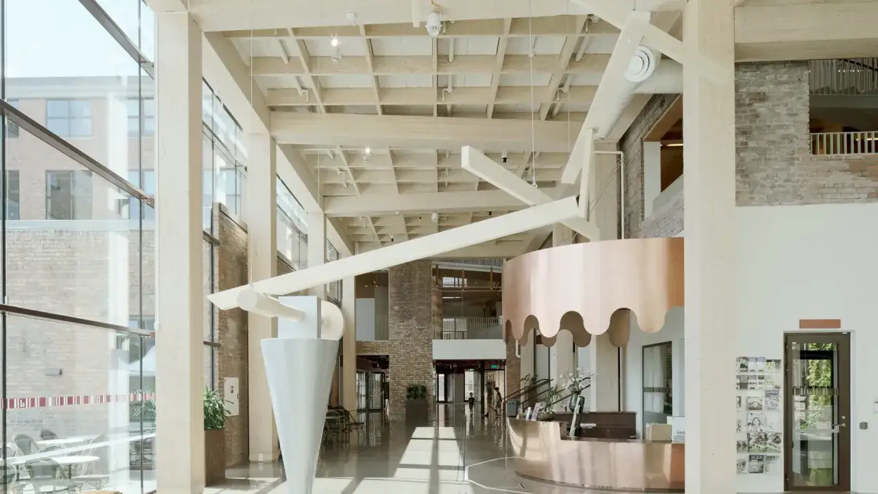Ljus och luftig entr&eacute;hall med synliga tr&auml;bj&auml;lkar och koppardetaljer. En modern reception m&ouml;ter bes&ouml;karen, d&auml;r bbr ljudkrav har beaktats f&ouml;r en behaglig milj&ouml;.