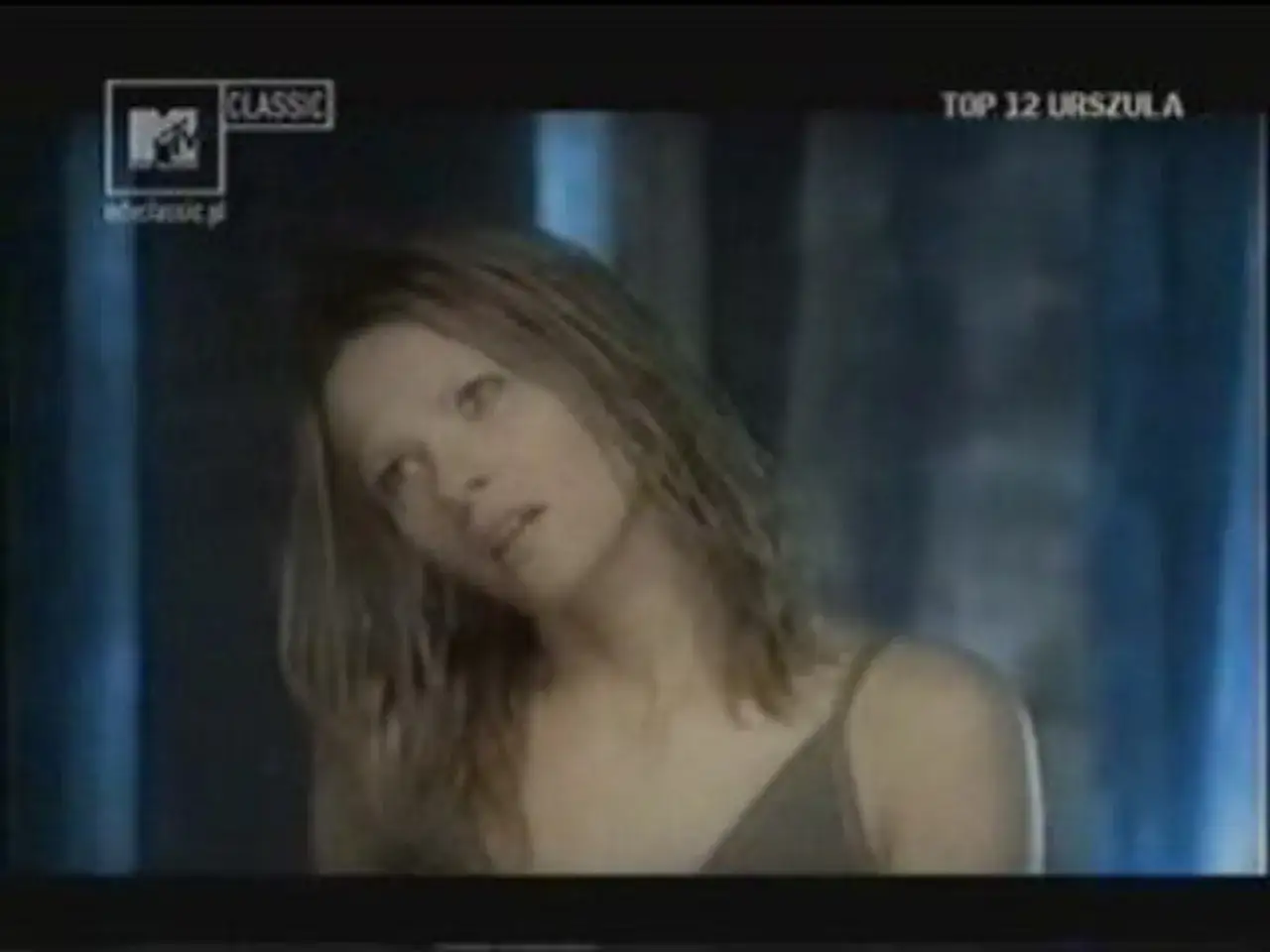 Urszula, jak anioł, śpiewa w teledysku MTV Classic.