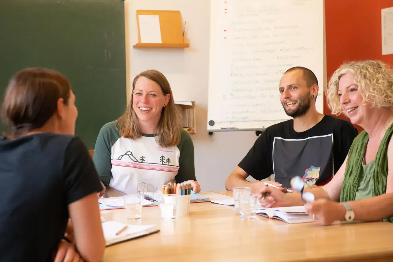 Team bespricht Kita-Projekte. Fachberatung und Stellenangebote f&uuml;r die Kita werden diskutiert.