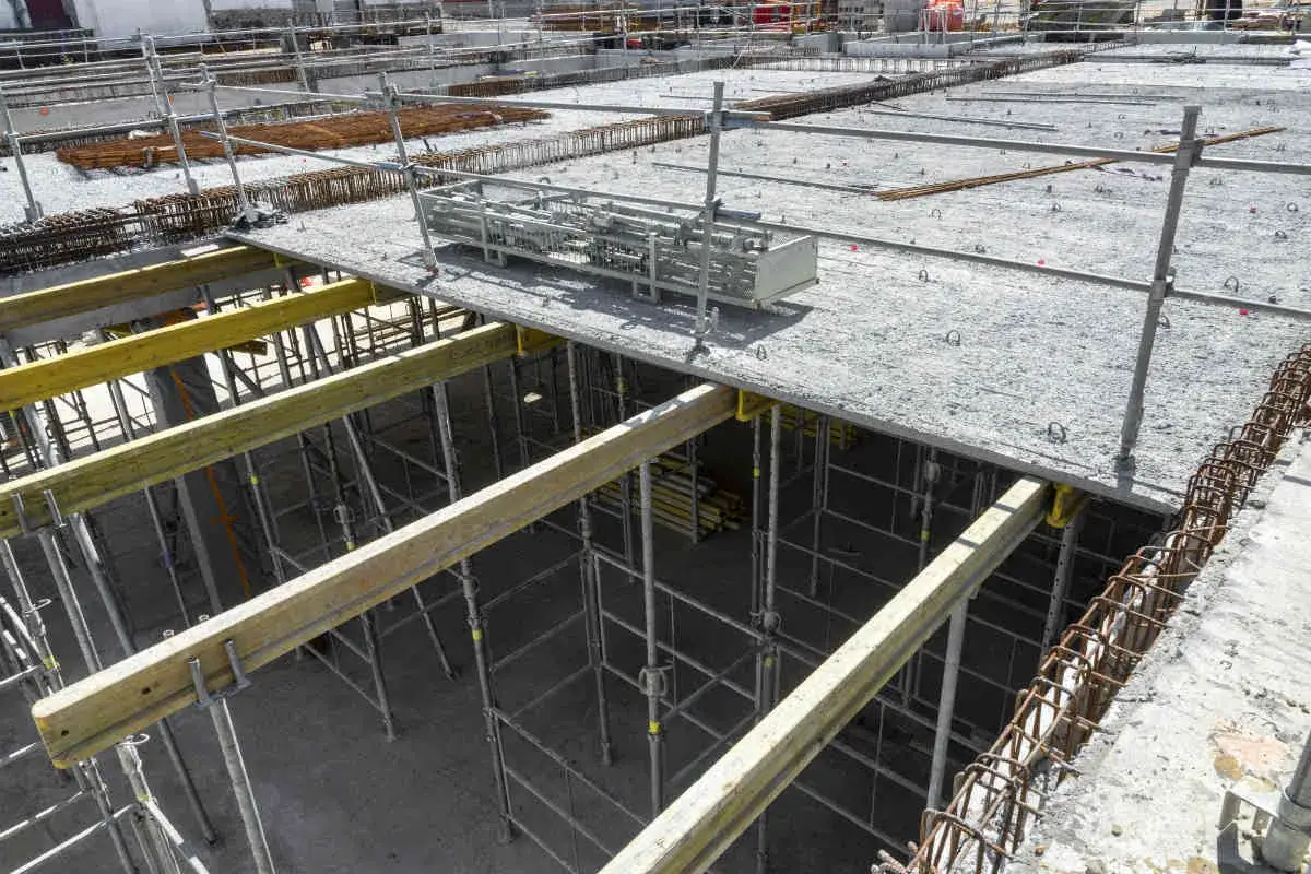Ponteggio e casseforme per un solaio in acciaio in costruzione. L'acciaio è visibile nelle armature e nelle strutture di supporto.