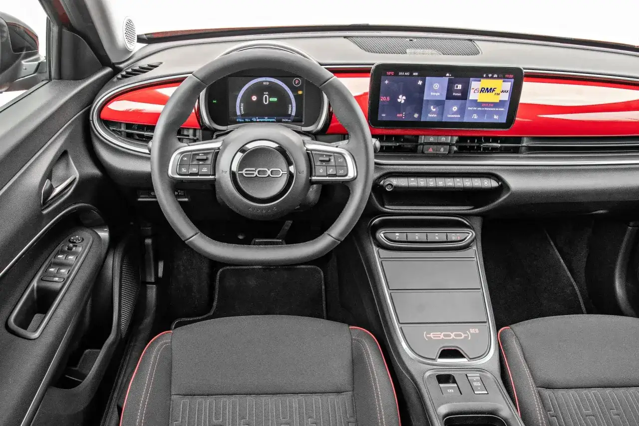 Wnętrze Fiata 600. Cyfrowy kokpit, ekran multimediów i czerwone akcenty. Sprawdź atrakcyjną fiat 600 cena!