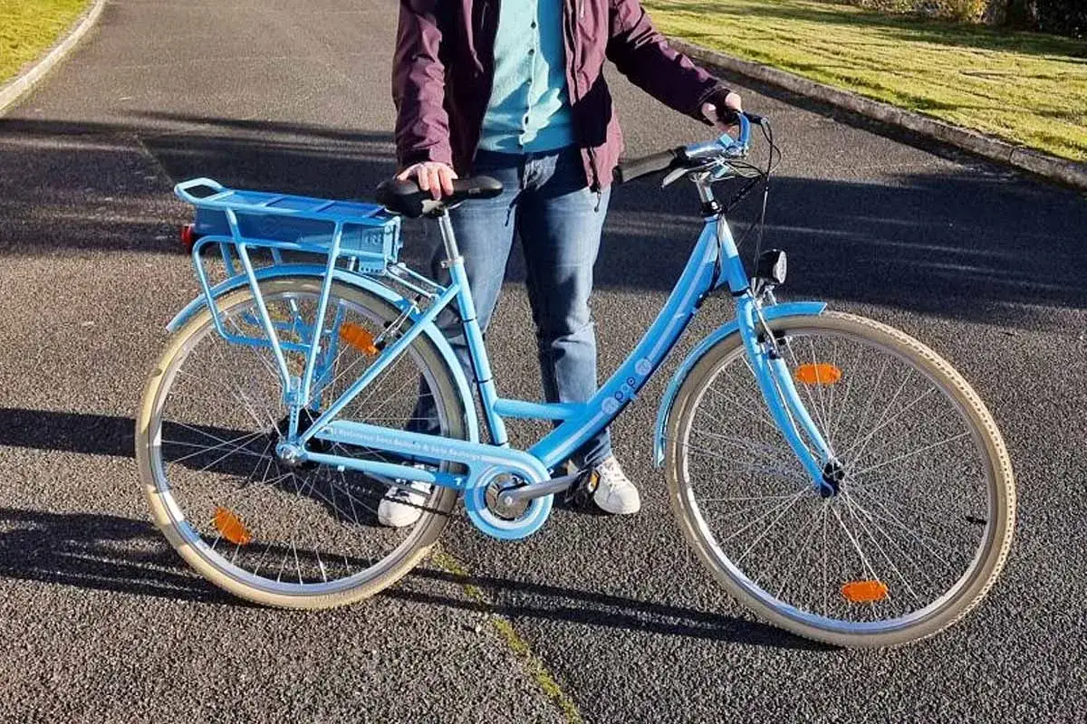 Vélo bleu sans batterie, prêt à rouler. La question est : peut-on rouler avec un vélo électrique sans batterie ? Oui, comme un vélo classique !