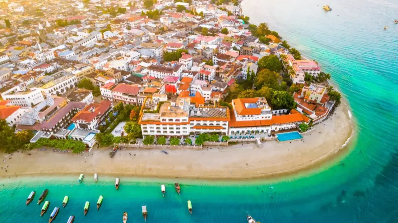 Zanzibar, choć nie jest krajem, to urokliwa wyspa z kamiennymi domami, plażą i turkusową wodą.