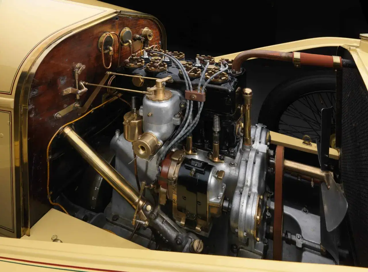 Silnik Hispano Suiza z mosiężnymi elementami i drewnianą deską rozdzielczą, świadectwo inżynierii z początku XX wieku.