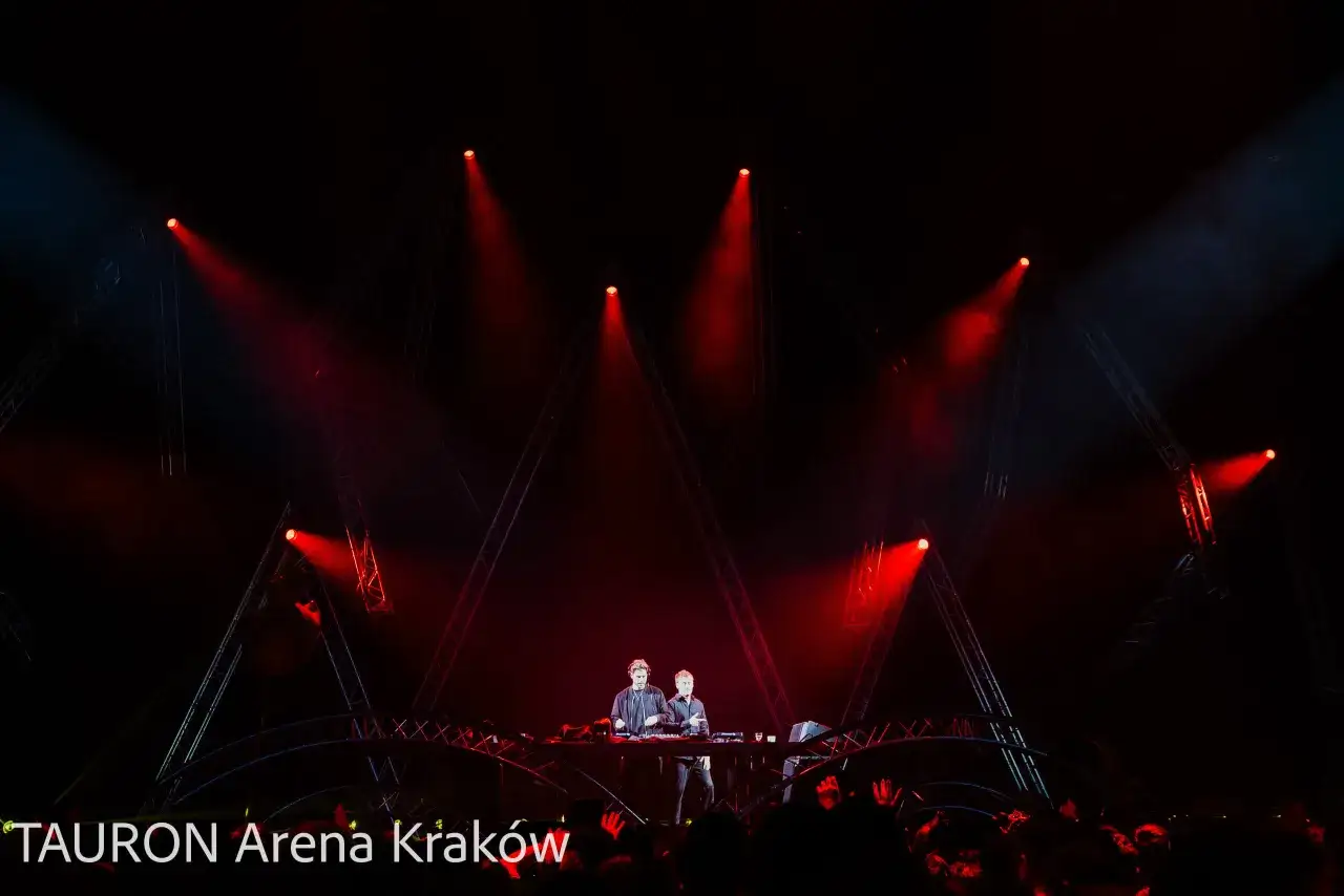 Boris Brejcha w TAURON Arenie Krak&oacute;w, rozświetlony czerwonymi światłami, gra dla tłumu.