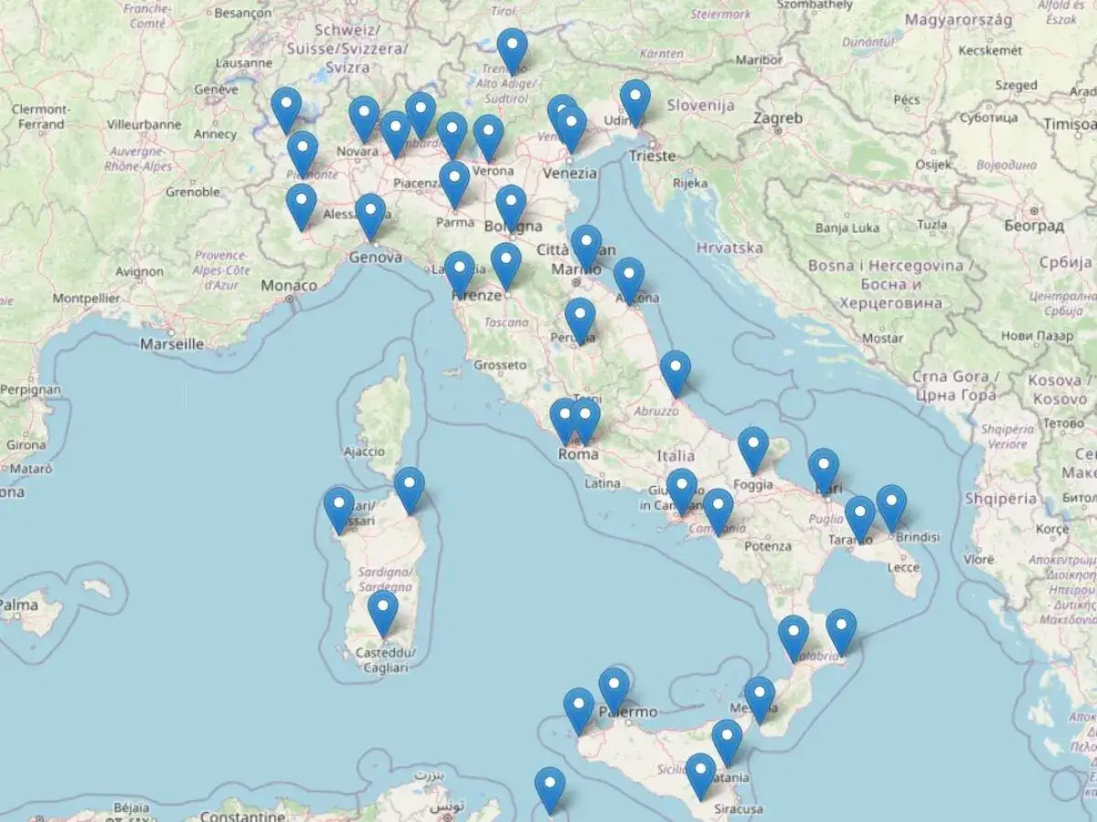 Mappa dell'Italia con pin blu che indicano gli aeroporti. Si notano anche aeroporti in paesi vicini, come la Svizzera e la Croazia. La regione Veneto &egrave; ben rappresentata tra gli aeroporti veneto.
