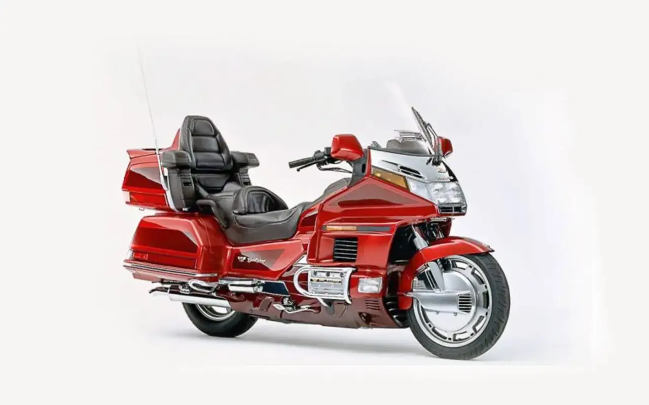 Błyszczący czerwony Honda Goldwing 1500, klasyk turystyczny. Zastanawiasz się nad honda goldwing 1500 spalanie?