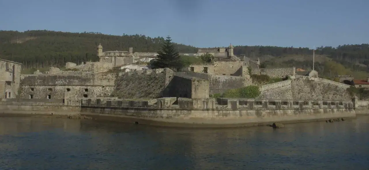 Impresionante fortaleza de piedra junto al agua, con colinas boscosas al fondo. Merece la pena visitar Ferrol para descubrir su historia.