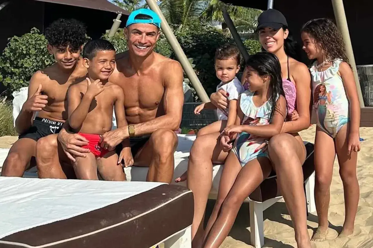 Georgina Rodriguez z dziećmi na plaży. Uśmiechnięta rodzina cieszy się słońcem.