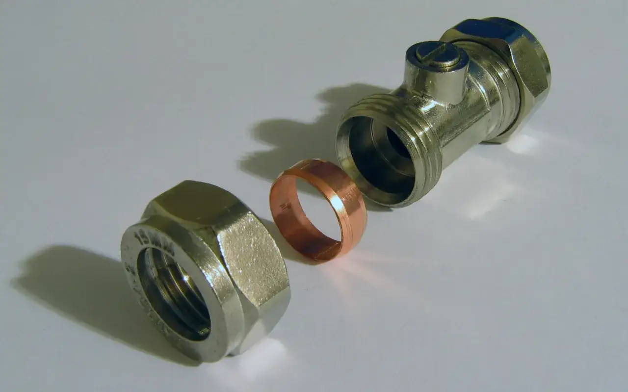 Metalowy element hydrauliczny, nakrętka i miedziany pierścień do połączeń typu conex.
