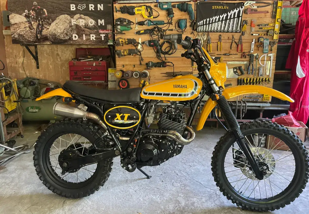 Odrestaurowany żółty motocykl Yamaha XT 600 Enduro, gotowy na przygodę.