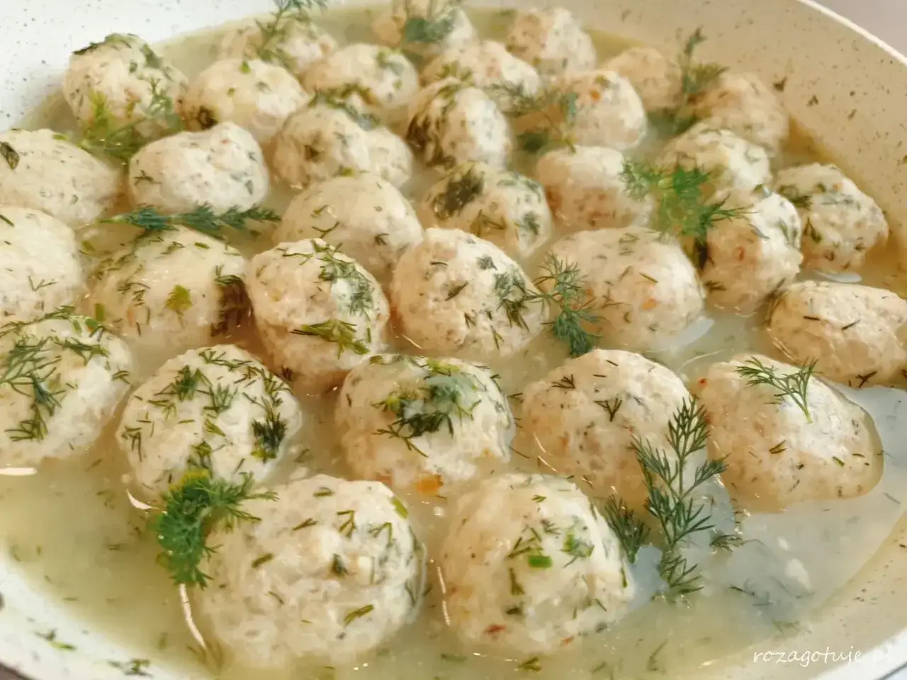 Pyszne pulpety w sosie koperkowym, gotowe do podania. Aromatyczny koperek dodaje im świeżości.