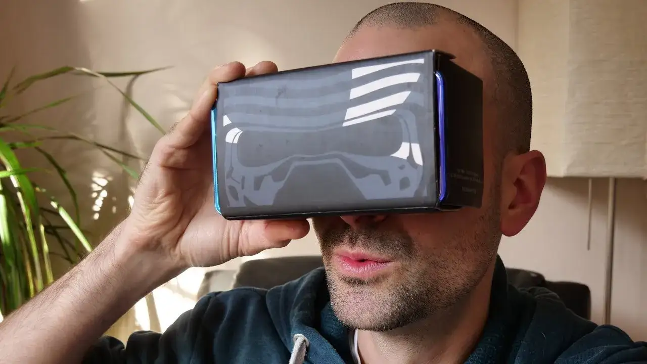 ekran telefonu z aplikacją YouTube VR lub grą VR