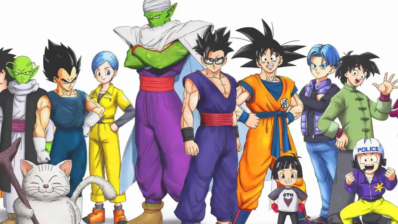 Eine Gruppe von Dragon Ball Charakteren, darunter Goku, Vegeta, Piccolo, Gohan, Trunks, Pan und ein Polizist, posieren nebeneinander.