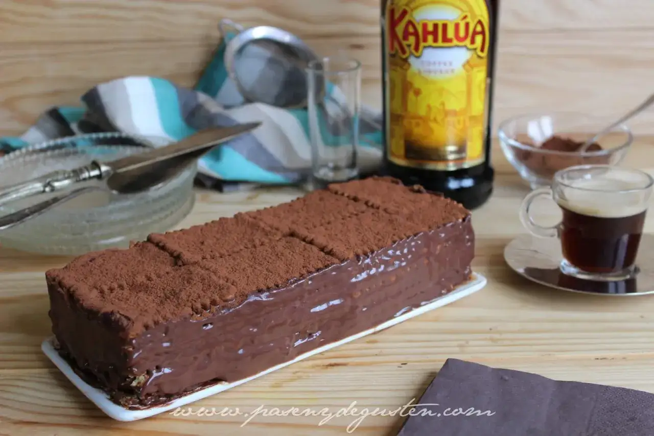 Deliciosa tarta de la abuela de chocolate y Kahlúa, lista para disfrutar con un café.