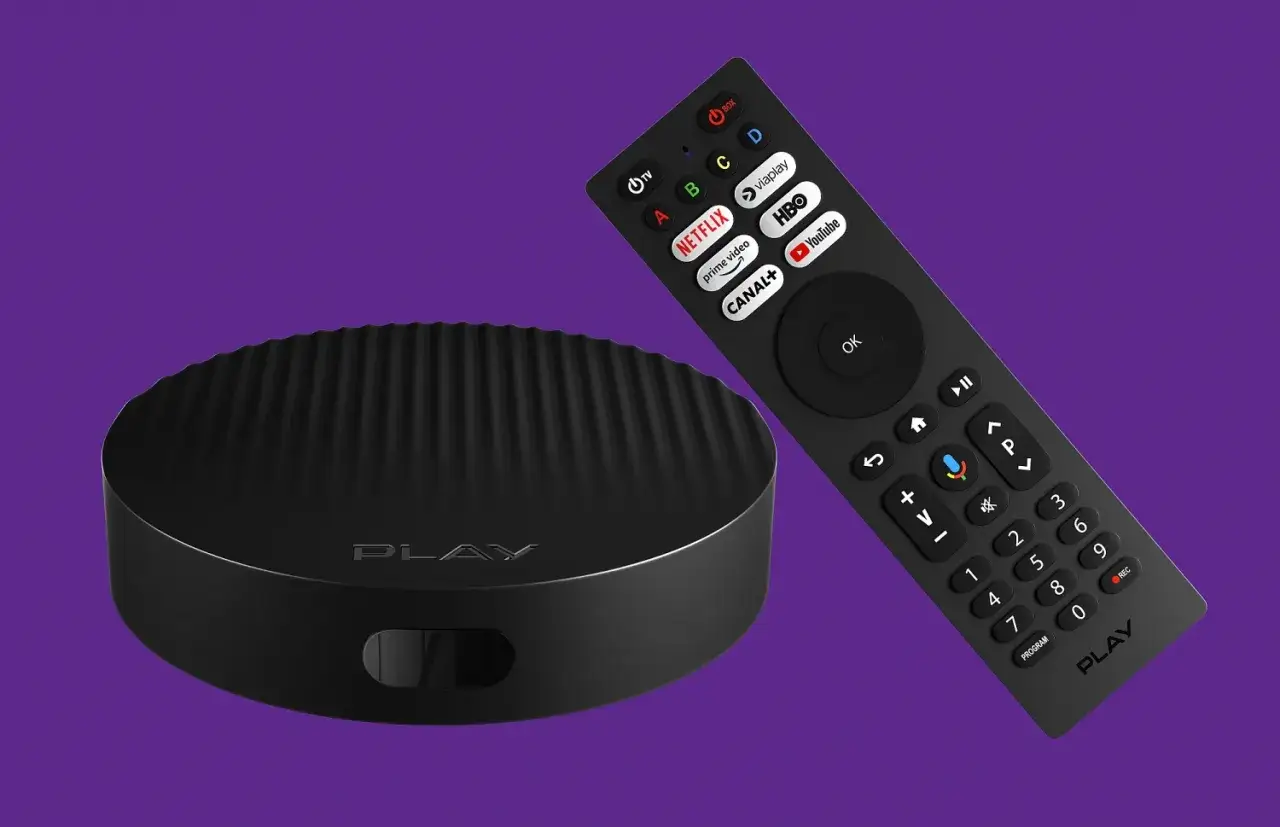 Czarny dekoder i pilot do telewizji max play. Na pilocie widoczne przyciski Netflix, HBO, YouTube i Canal+.