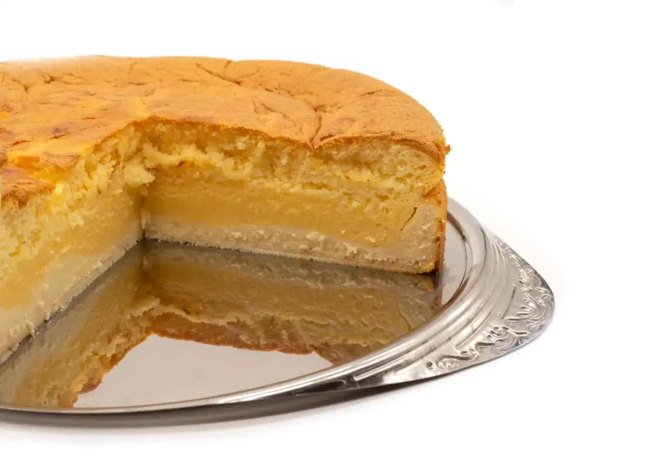 Ein Anschnitt einer Eierschecke auf einer Silberschale. Dieses Eierschecke Rezept ist ein Klassiker.