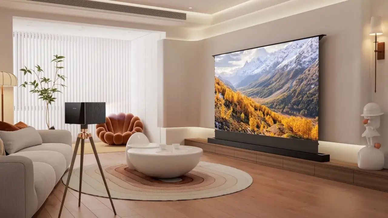 Modernes Wohnzimmer mit Beamer, der ein Bergpanorama auf eine Leinwand projiziert. Die Frage, wieviel Lumen sollte ein Beamer haben, wird hier durch ein helles, lebendiges Bild beantwortet.
