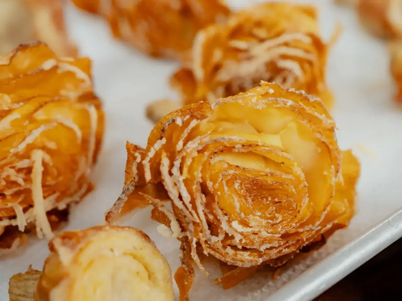 Artichauts frits dor&eacute;s, croustillants et savoureux, pr&eacute;sent&eacute;s en gros plan sur une assiette blanche.