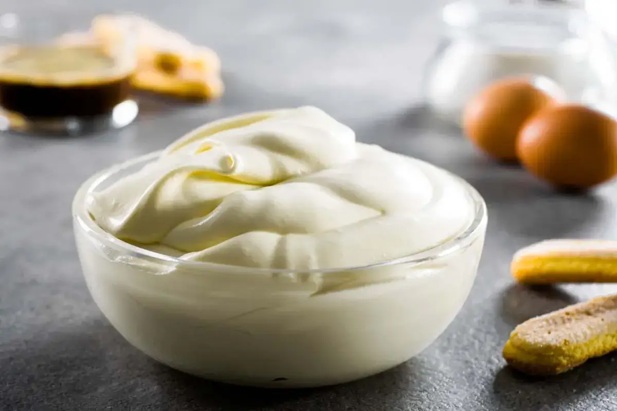 Crema mascarpone pastorizzata, soffice e vellutata, pronta per preparare un delizioso tiramisù. Ingredienti per un dolce perfetto.