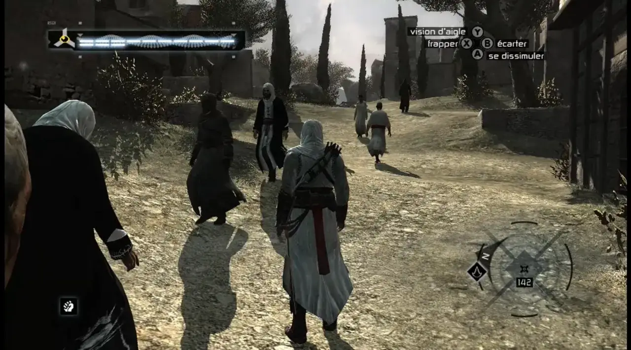 Postać w białym kapturze idzie za grupą ludzi w Assassin's Creed 1 spolszczenie.