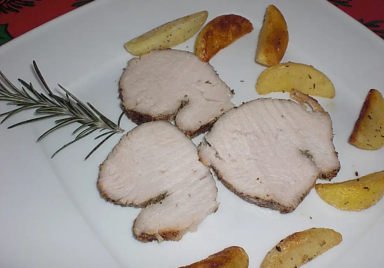 Pieczony filet z indyka z ziemniakami i rozmarynem, jak u Ani Gotuje. Pyszne danie!